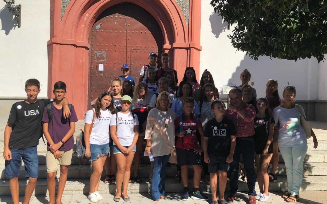 Una veintena de estudiantes de español y sus docentes procedentes de Ucrania visitan ‘Betsaida Casa de Misericordia’ y la localidad de Beas